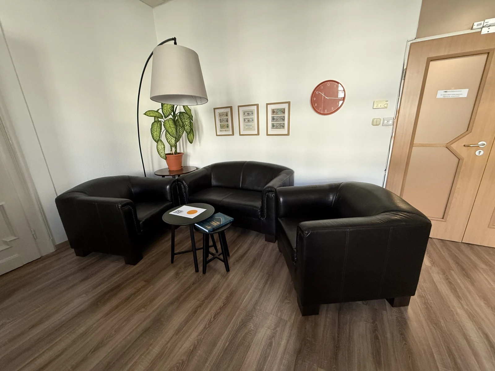 Lounge és ügyfélfogadó tér a honnanleszlakasom.hu központi irodájában