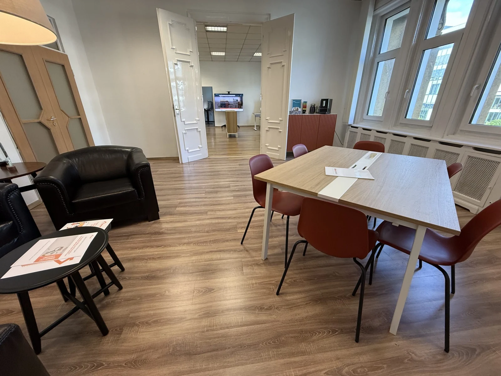 A honnanleszlakasom.hu központi irodájának tárgyalója és coworking tere